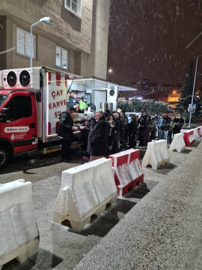 Ümraniye Belediyesi’nden Soğukta Hastane Önündeki Vatandaşlara Sıcak Çorba