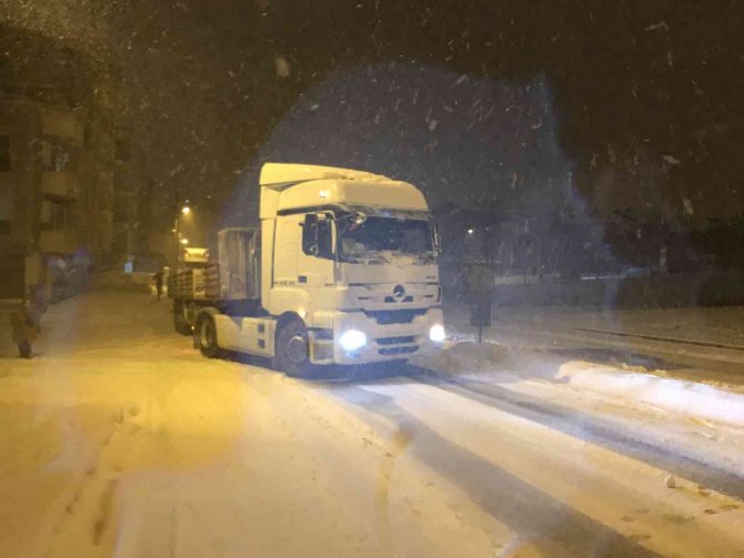 Kocaeli’de Yoğun Kar Yağışı Sürüyor