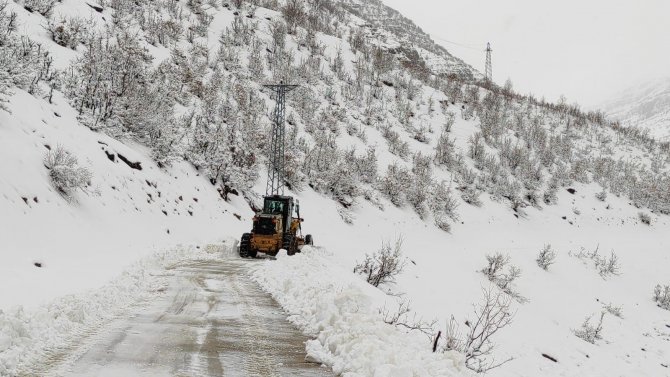Şırnak’ta Kardan Kapanan Köy Yollarında Çalışmalar Devam Ediyor