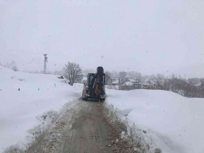 Şırnak’ta Kardan Kapanan Köy Yollarında Çalışmalar Devam Ediyor