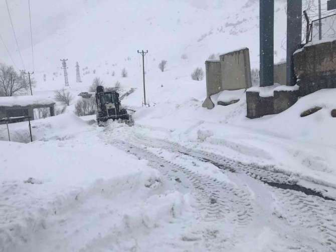 Şırnak’ta Kardan Kapanan Köy Yollarında Çalışmalar Devam Ediyor