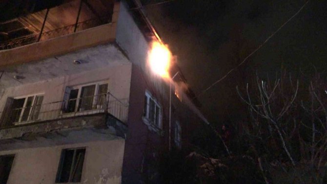 4 Kişilik Ailenin Yaşadığı Ev Alevlere Teslim Oldu