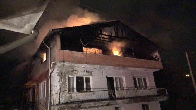 4 Kişilik Ailenin Yaşadığı Ev Alevlere Teslim Oldu