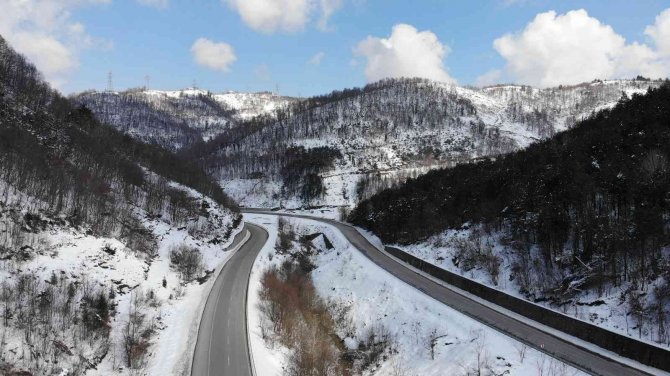 Güneşli Havada Kartpostallık Kar Manzaraları
