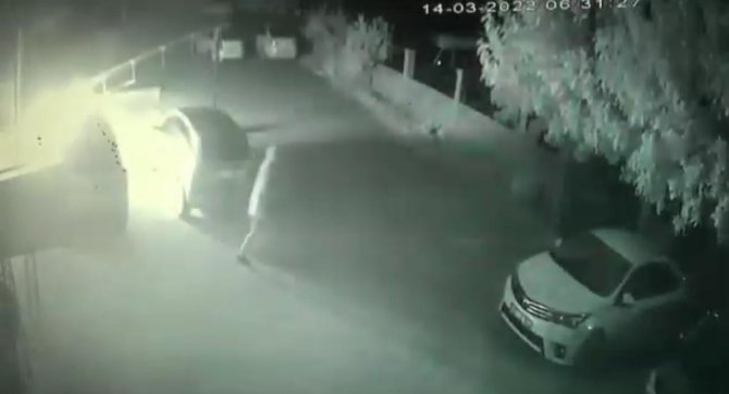 Adana’da Park Halindeki Aracı Ateşe Veren Şahıs Kameralara Takıldı