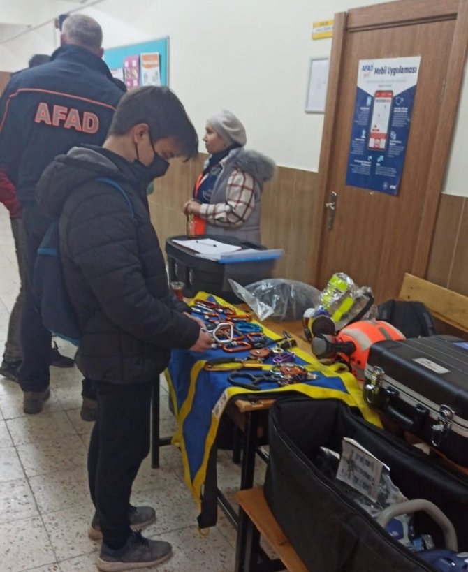 Afad Ekipleri Lise Öğrencilerini Bilgilendirdi