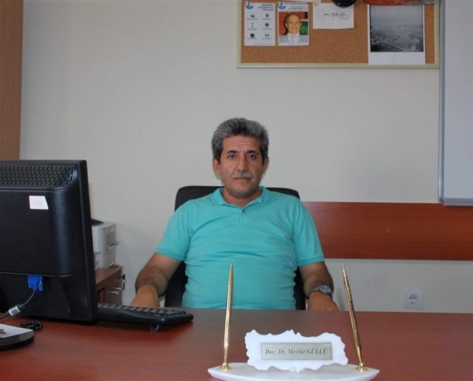 Akü Profesörü Mezarlıkta Define Ararken Yakalandı