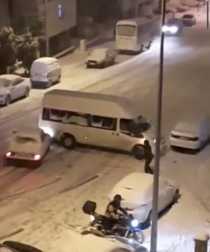 Yollar Çarpışan Araba Pistine Döndü, Kazalar Peş Peşe Geldi