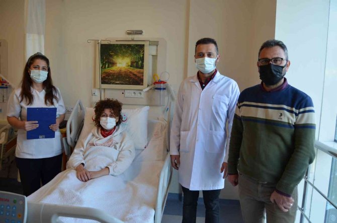 20 Yıldır İdrar Yapmakta Zorlanan Kadına Ağız Mukozasından İdrar Yolu Yapıldı