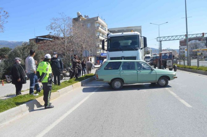 Kamyon Önüne Aldığı Aracı Metrelerce Sürükledi