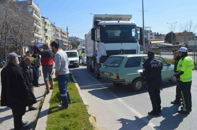 Kamyon Önüne Aldığı Aracı Metrelerce Sürükledi