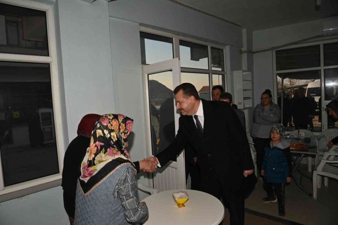 Başkan Yılmaz, Erdek’te Sıkılmadık El Bırakmadı