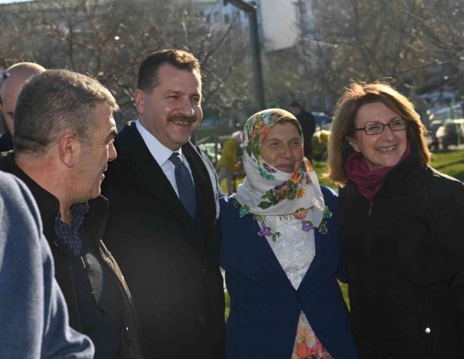 Başkan Yılmaz, Erdek’te Sıkılmadık El Bırakmadı