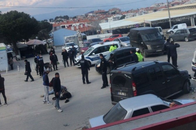 Ayvalık’ta Motosiklet Ticari Araçla Çarpıştı: 2 Yaralı