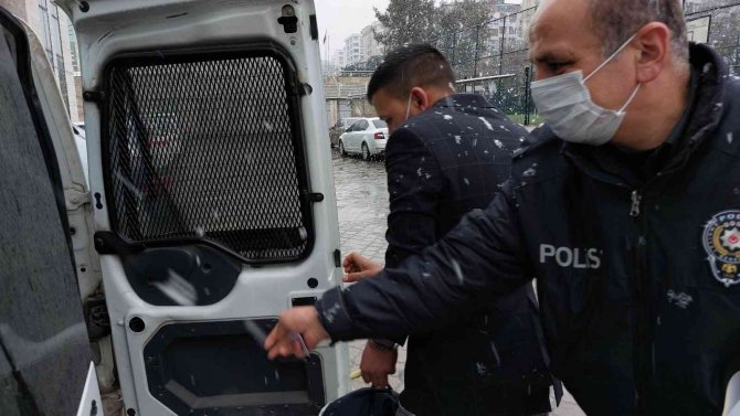 4 Mahallede 7 İş Yerinin Camını Taşla Kırıp Hırsızlık Yapan 2 Kişi Tutuklandı