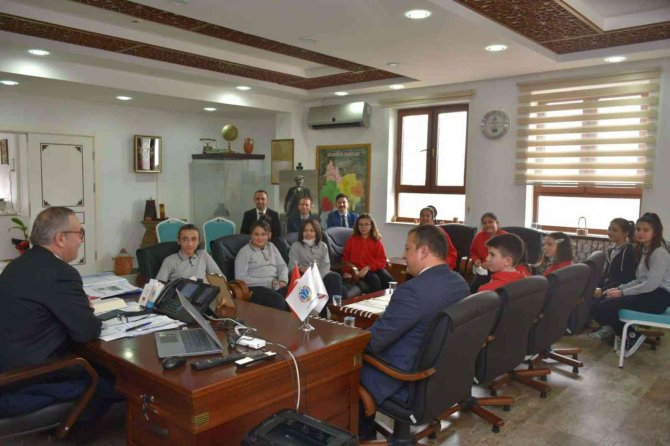 Birinci Olan Öğrencileri Tebrik Etti