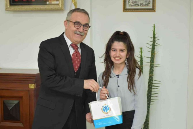 Birinci Olan Öğrencileri Tebrik Etti