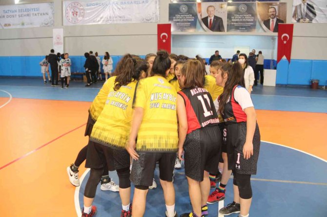 Tatvan’da ‘Okullar Arası Basketbol Müsabakası’ Başladı