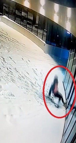 Bursa’da Buzda Ayağı Kayıp Düştü, O Anlar Kamerada