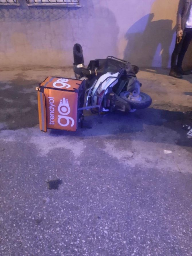 Hafif Ticari Aracın Çarptığı Motokurye Yaralandı