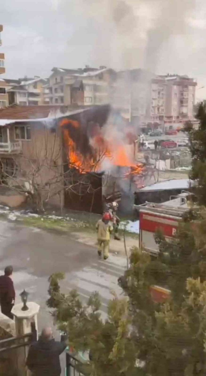 Bursa’da Odunlukta Çıkan Yangın Korkuttu
