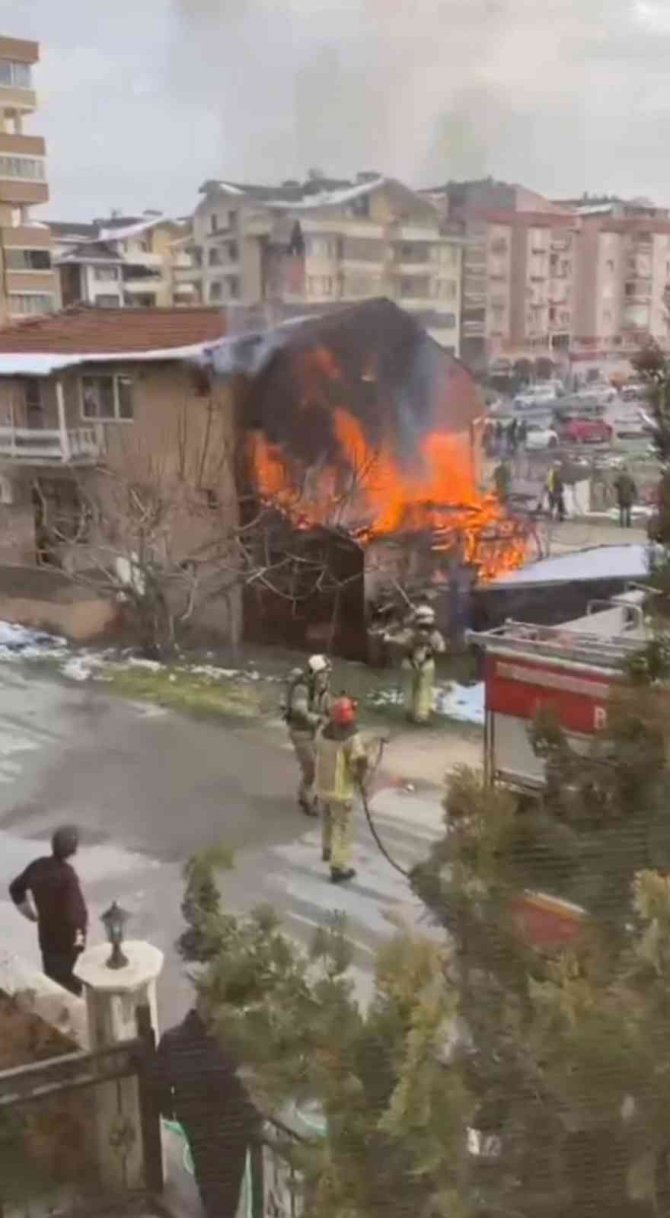 Bursa’da Odunlukta Çıkan Yangın Korkuttu