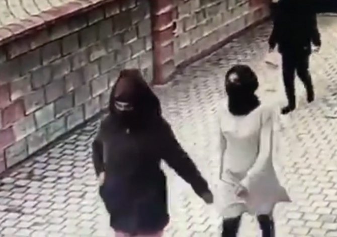 Bursa’da Peçeli Kadın Hırsızlar Kamerada