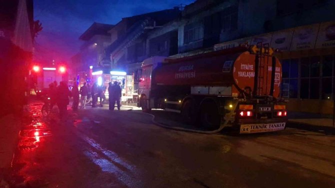 Bursa’da Mobilya İmalathanesine Korkutan Yangın