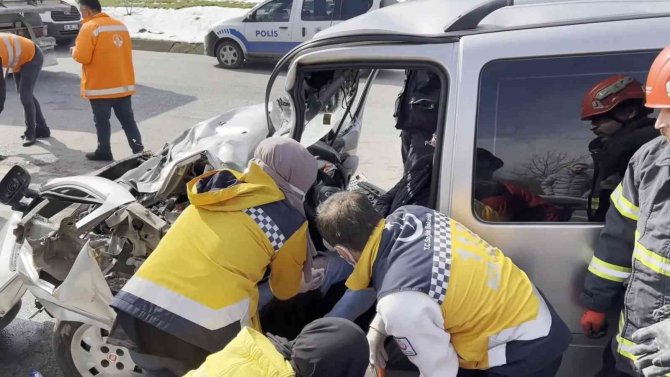 Duran Tıra Arkadan Çarpan Aracın Sürücüsü İçin Seferber Oldular