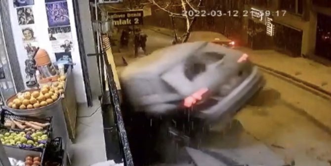 Cihangir’de Karda Dehşet Anları Kamerada: Cip Vatandaşa Ve Motora Çarpıp Boşluğa Uçtu