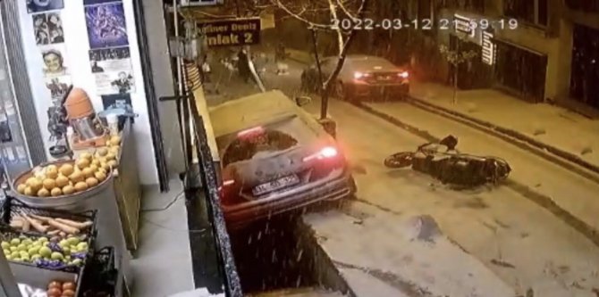 Cihangir’de Karda Dehşet Anları Kamerada: Cip Vatandaşa Ve Motora Çarpıp Boşluğa Uçtu