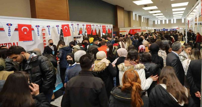 İ̇pekyolu Kariyer Fuarı’na Öğrenci Akını