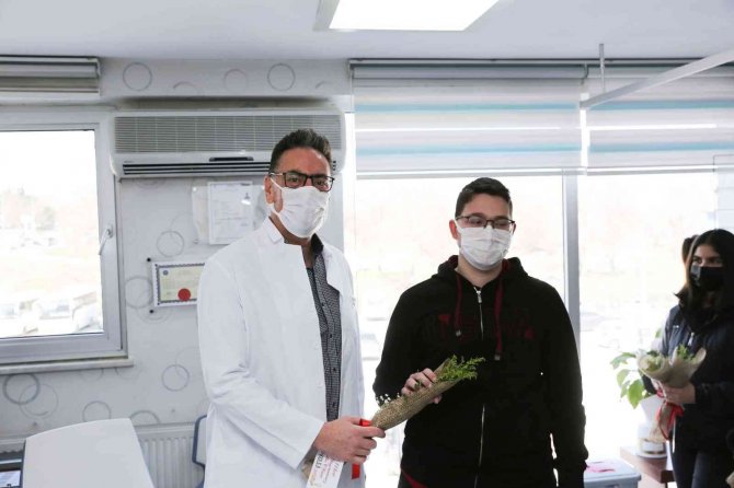 Öğrencilerden Hekimlere Tıp Bayramı Ziyareti