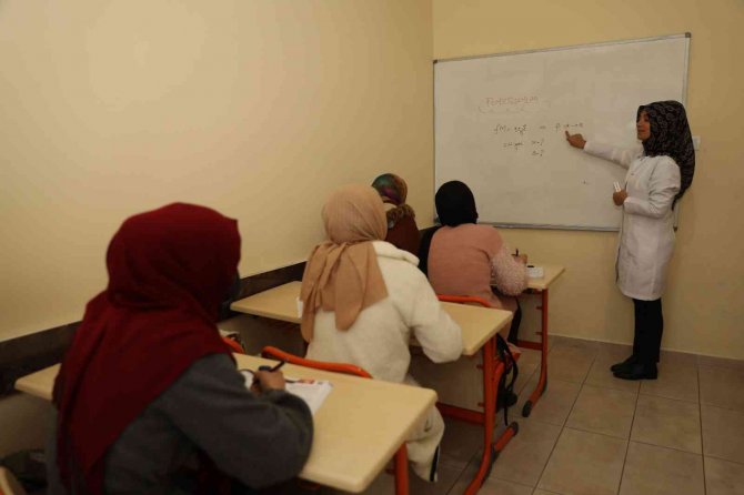 Dicleli Gençler Akademi Lise İle Üniversiteye Hazırlanıyor