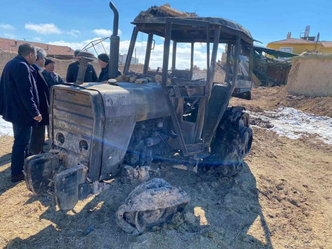 Garajda Çıkan Yangında Hafif Ticari Araç, Traktör Ve 4 Motosiklet Kullanılamaz Hale Geldi
