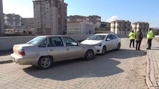İ̇ki Otomobil Kafa Kafaya Çarpıştı: 2’si Çocuk 4 Yaralı
