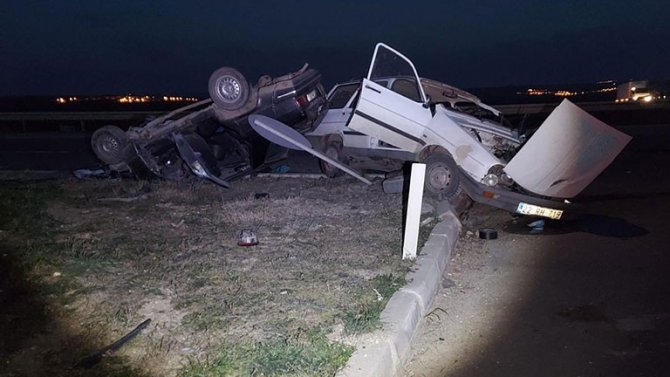 Kavşakta Çarpışan İki Otomobil Hurdaya Döndü: 4 Yaralı