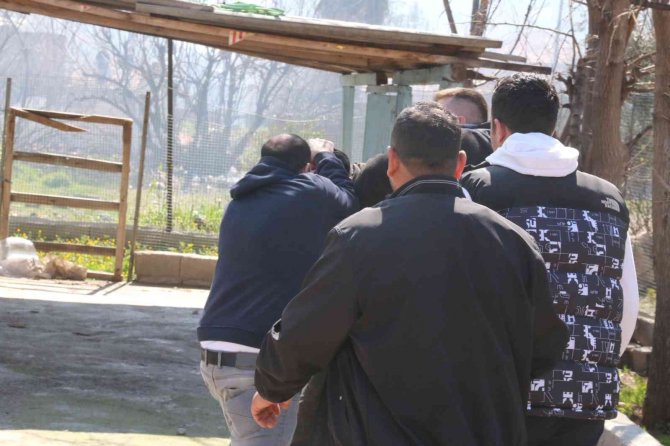 Evini Alevler İçerisinde Görünce Kiracısına Tokat Ve Yumruk İle Saldırdı