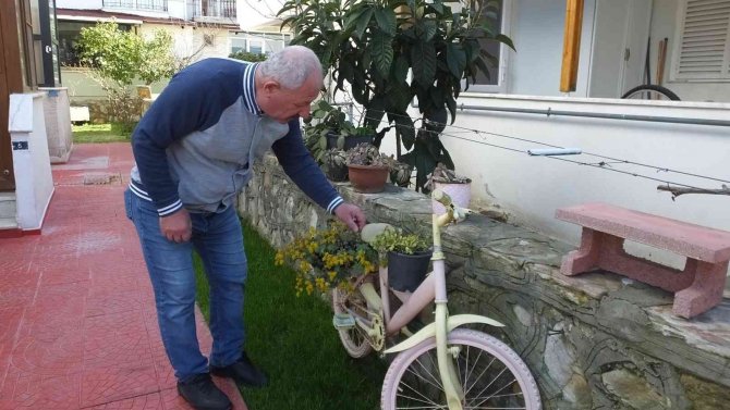 Balıkesir’de Çiçek Hırsızı Kadın, Güvenlik Kamerasına Yakalandı