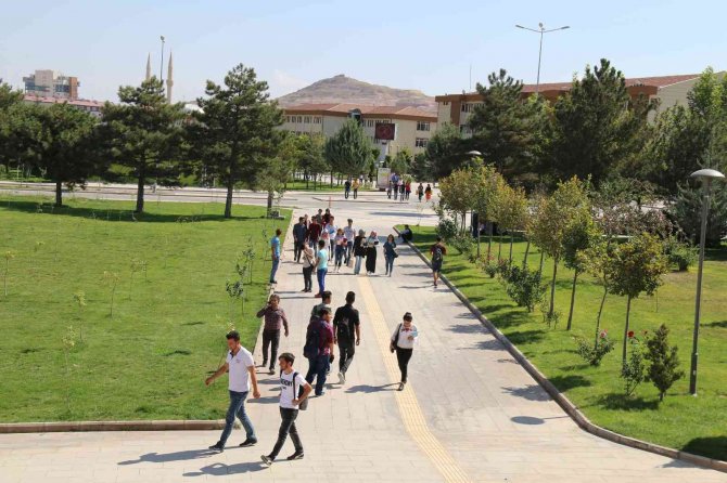 Nevü’de İlk Kez Yabancı Dil Sınavı Yapıldı