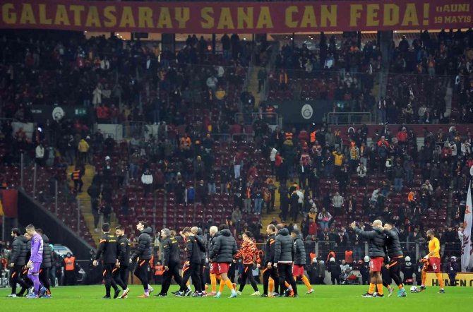 Galatasaraylı Futbolcular, Derbi Galibiyetini Taraftarlarla Kutladı