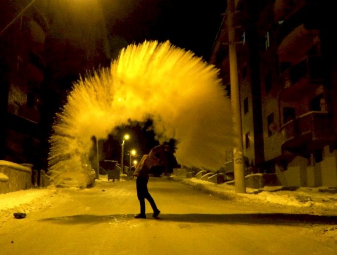 Bayburt Buz Kesti, Aç Kalan Güvercinler Pencerelerin Önüne Bırakılan Yemlere Akın Etti