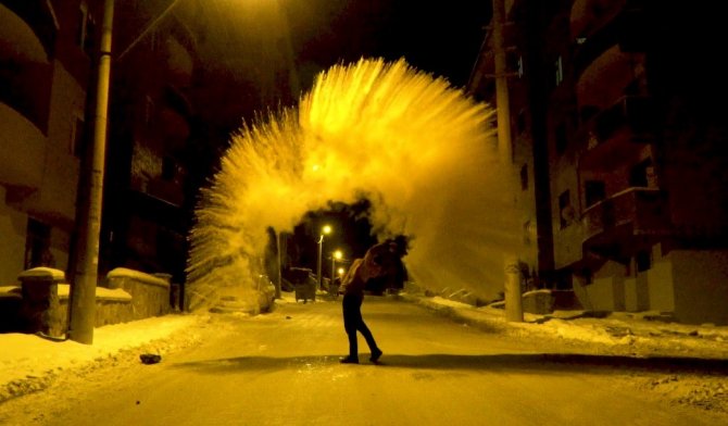 Bayburt Buz Kesti, Aç Kalan Güvercinler Pencerelerin Önüne Bırakılan Yemlere Akın Etti