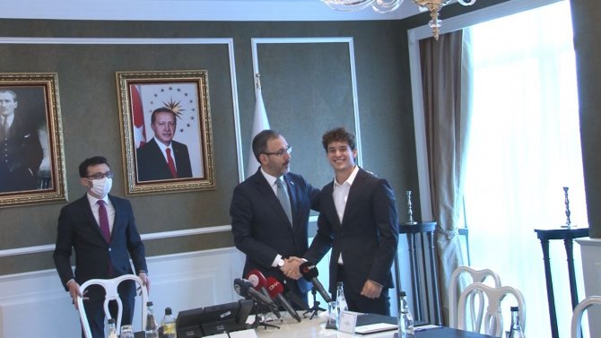 Bakan Kasapoğlu, Formula 2 Pilotu Cem Bölükbaşı’nı Kabul Etti