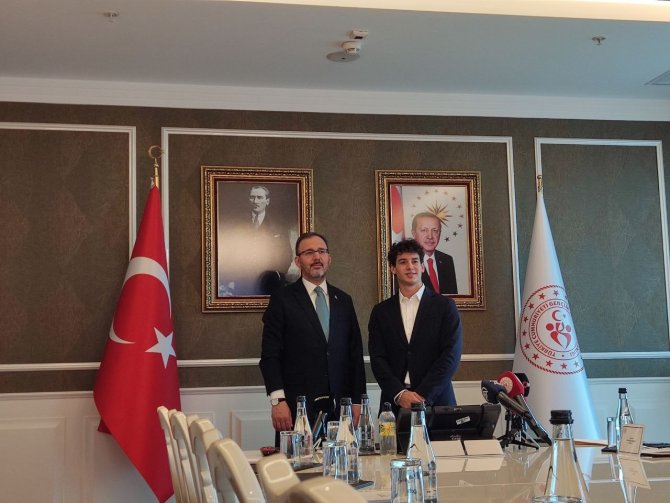Bakan Kasapoğlu, Formula 2 Pilotu Cem Bölükbaşı’nı Kabul Etti