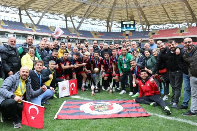 Gölcük İ̇şitme Engelliler Spor Kulübü Şampiyonluk Kupasını Aldı