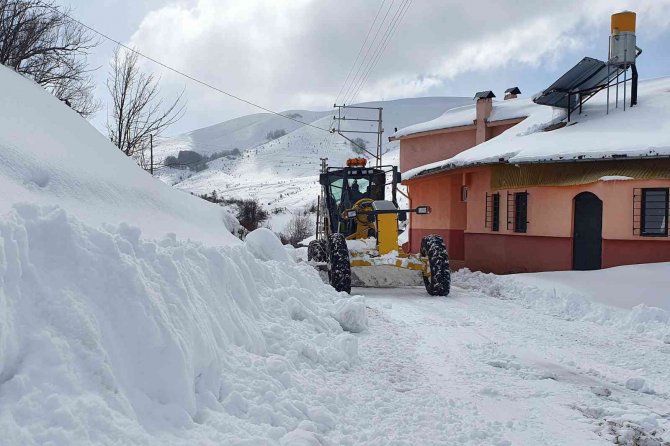 Gümüşhane’nin Kapalı Köy Yollarında Hummalı Çalışma