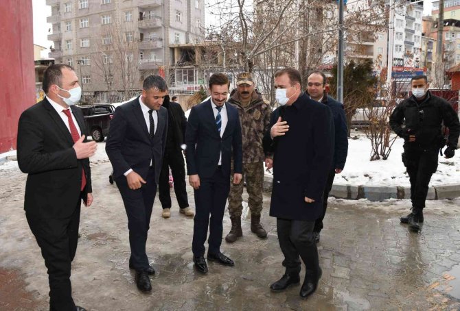 Vali Akbıyık Sağlık Çalışanlarının Bayramını Kutladı