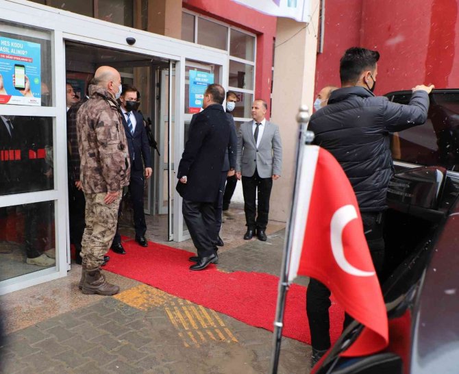 Vali Akbıyık Sağlık Çalışanlarının Bayramını Kutladı