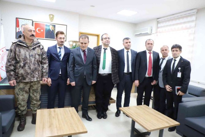 Vali Akbıyık Sağlık Çalışanlarının Bayramını Kutladı